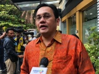 Drama Berlanjut: Farhat Abbas Sindir Denny Sumargo di Media Sosial!