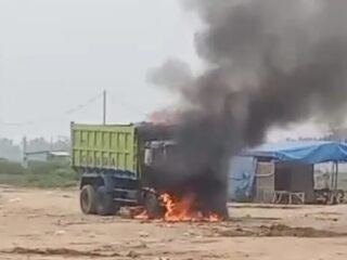 Kecelakaan di Kosambi, Kemarahan Warga Meluap: Truk Tanah Dibakar Usai Melindas Anak