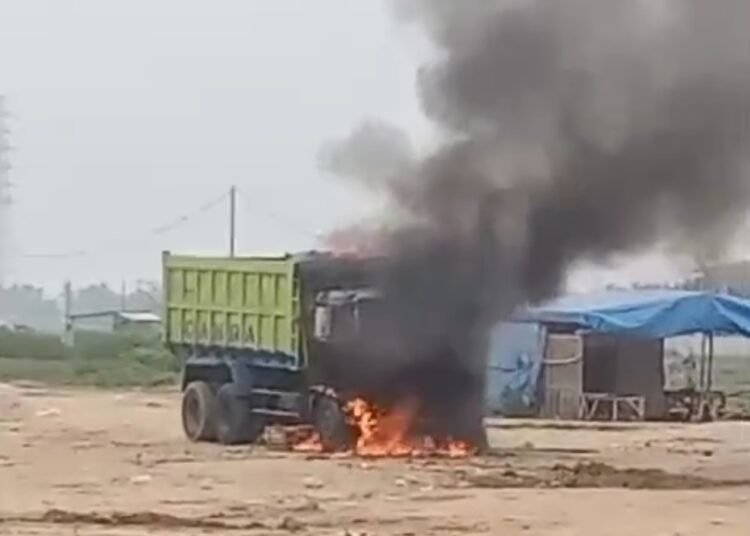 Kecelakaan di Kosambi, Kemarahan Warga Meluap: Truk Tanah Dibakar Usai Melindas Anak