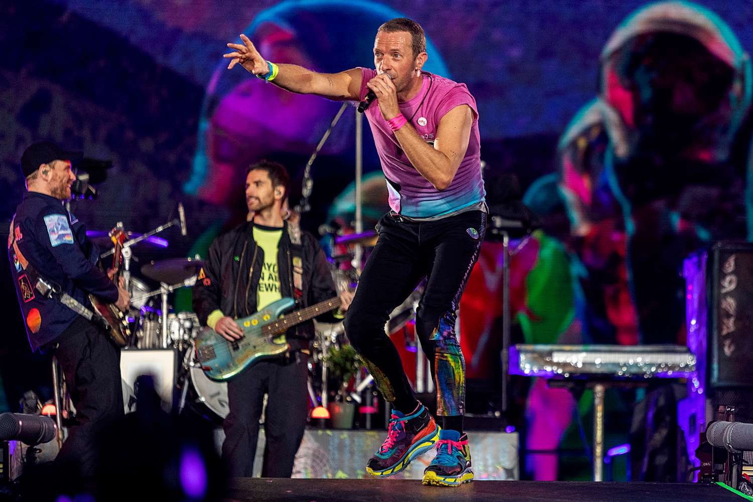 Insiden Lucu di Panggung: Chris Martin Jatuh dan Tetap Santai Saat Konser Coldplay di Melbourne!